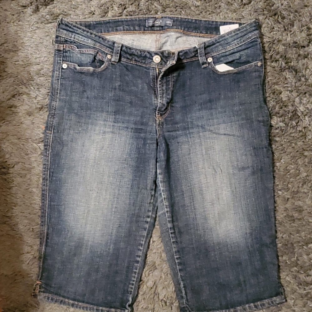 Like new Levi's Capris